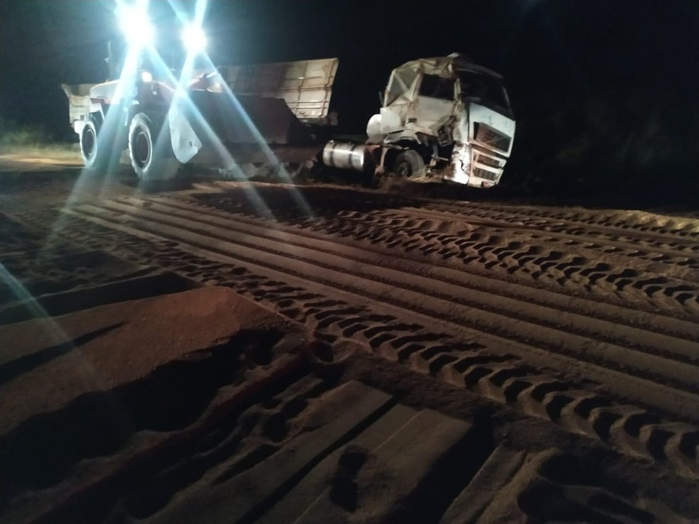 Acidente envolveu dois veículos bitrens e uma picape — Foto: Polícia Rodoviária