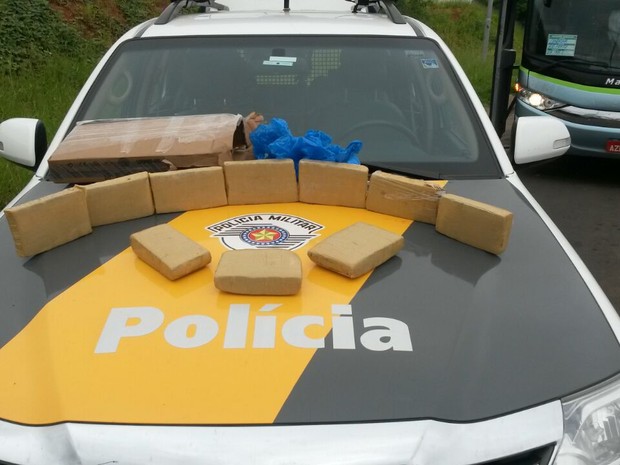 Casal foi apreendido com 10 tabletes de maconha (Foto: Polícia Rodoviária/Divulgação)