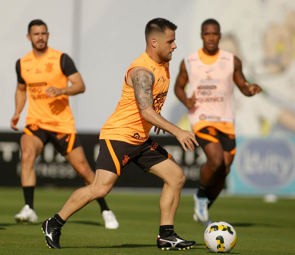 Escalação: veja a provável equipe de Vítor Pereira para a partida de domingo