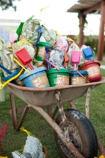 A lembrançinha ofi colocada dentro de uma carriola. Eram baldes com pá, terra do sítio e sementes para plantar. (Foto: Kit Gaion)