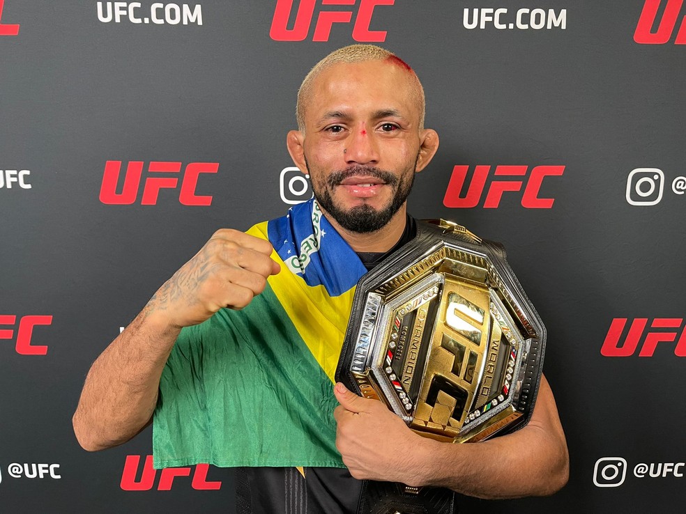 Deiveson Figueiredo com o cinturão do UFC — Foto: Evelyn Rodrigues