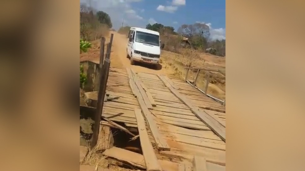 Van passa em ponte com buracos na zona rural de Amarante  â€” Foto: DivulgaÃ§Ã£o 
