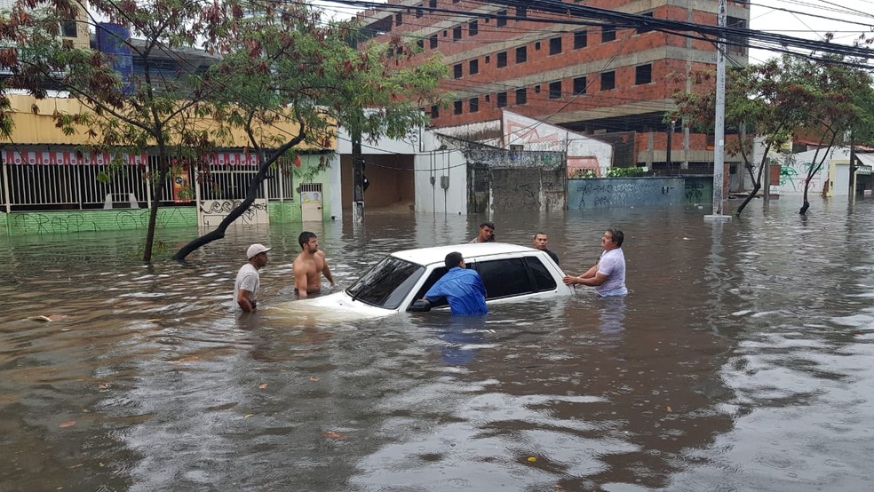 Pelo menos dois carros ficaram parcialmente submersos na Av. Heráclito Graça, em Fortaleza — Foto: José Leomar/SVM