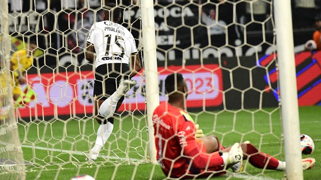 Gol de Paulinho em Corinthians x Santo André (Foto: Marcos Ribolli)