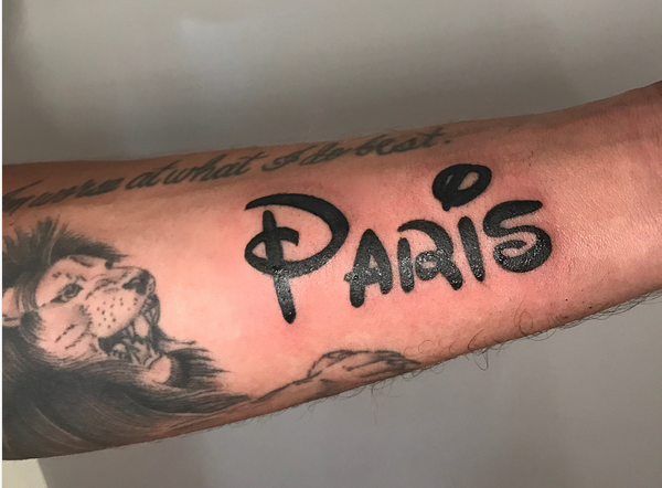 A tatuagem no braço do novo namorado de Paris Hilton (Foto: Instagram)