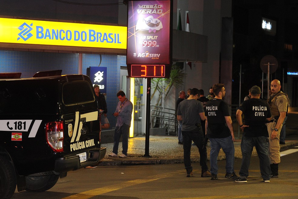 Madrugada de tensão e tiroteio na cidade de Criciúma — Foto: Caio Marcello/Agif - Agência de Fotografia/Estadão Conteúdo