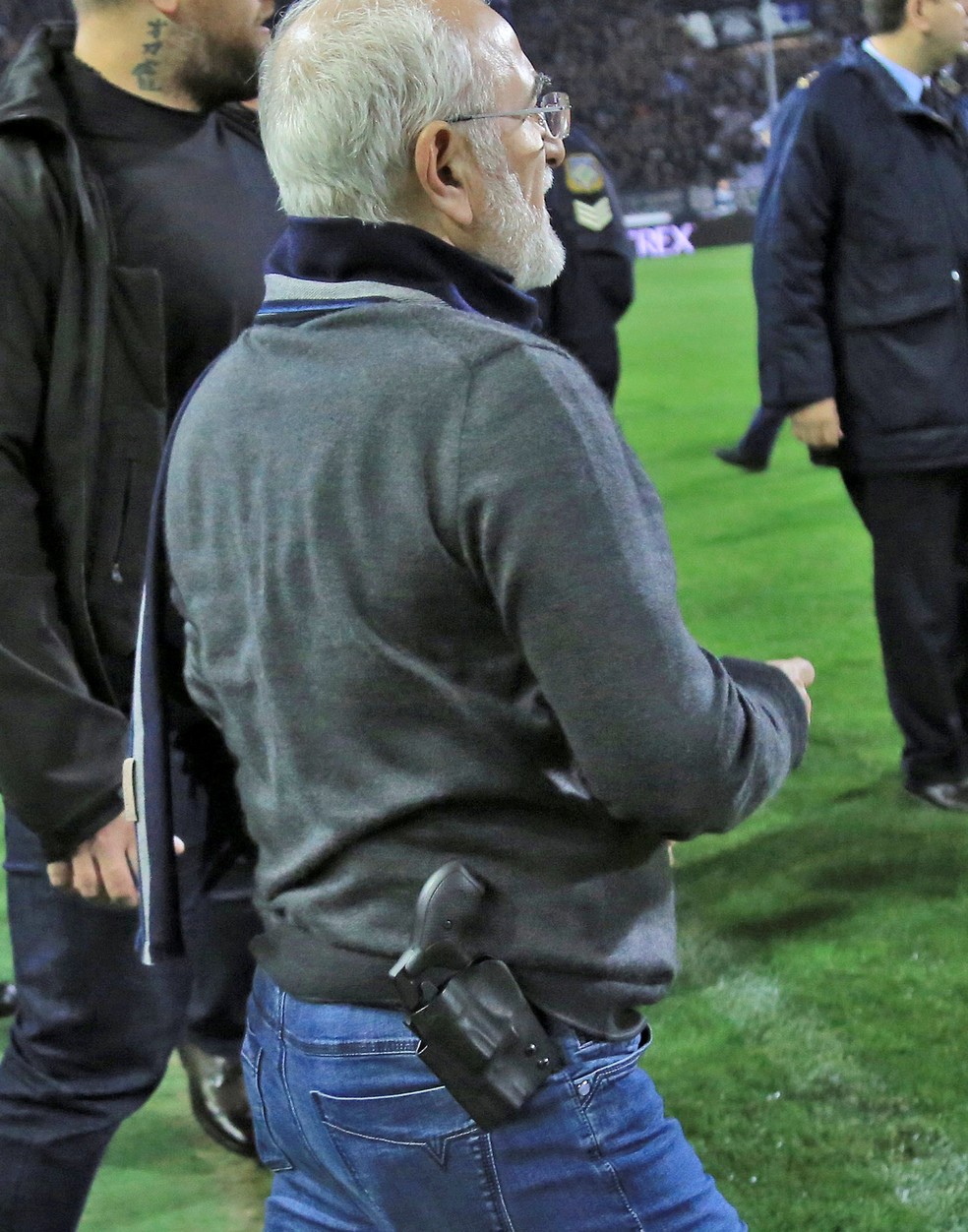 Ivan Savvidis entra armado em campo no final de PAOK x AEK (Foto: Reuters)