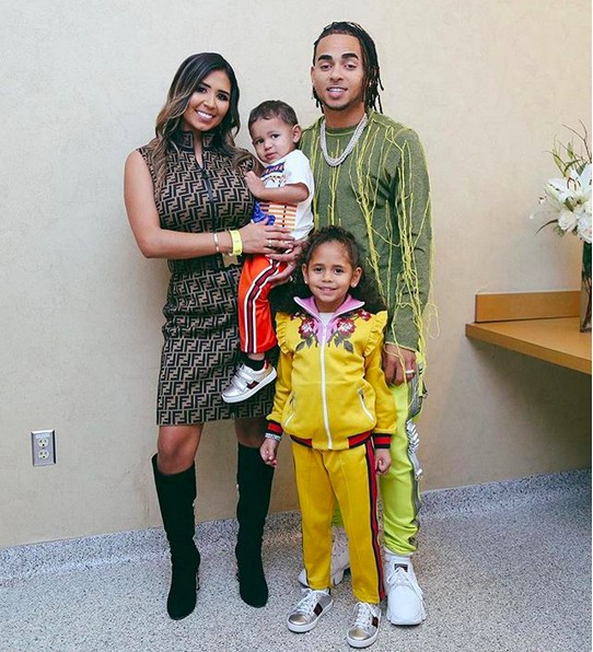 O músico Ozuna com a esposa e os filhos  (Foto: Instagram)