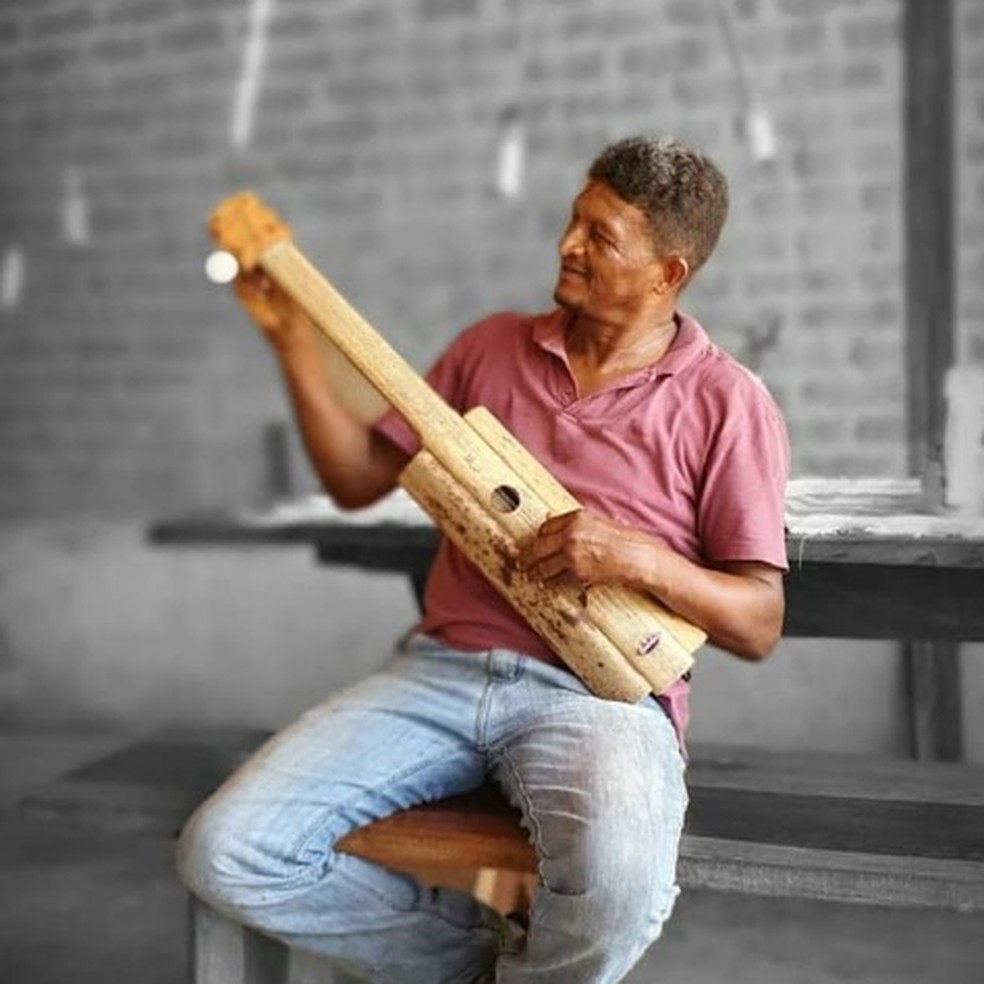Maurício fabricava e tocava a viola de buriti, tocada pelo avô — Foto: Reprodução/Instagram