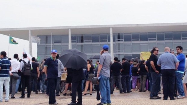 Funcionários do Tesouro Nacional fazem greve em Brasília por reajuste salarial (Foto: Reprodução/Facebook)