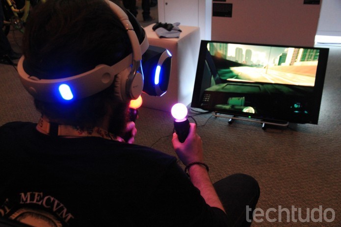 Headset de realidade virtual da Sony terá modo de tela para jogar títulos sem compatibilidade com a realidade virtual (Foto: Viviane Werneck/TechTudo)