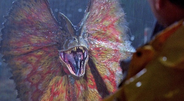 O Dilophosaurus presente em Jurassic Park (1993) (Foto: Reprodução)