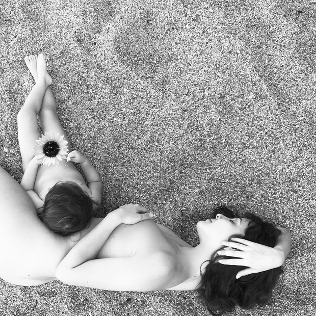 Tainá Muller faz nu artístico com o filho (Foto: Reprodução/Instagram)