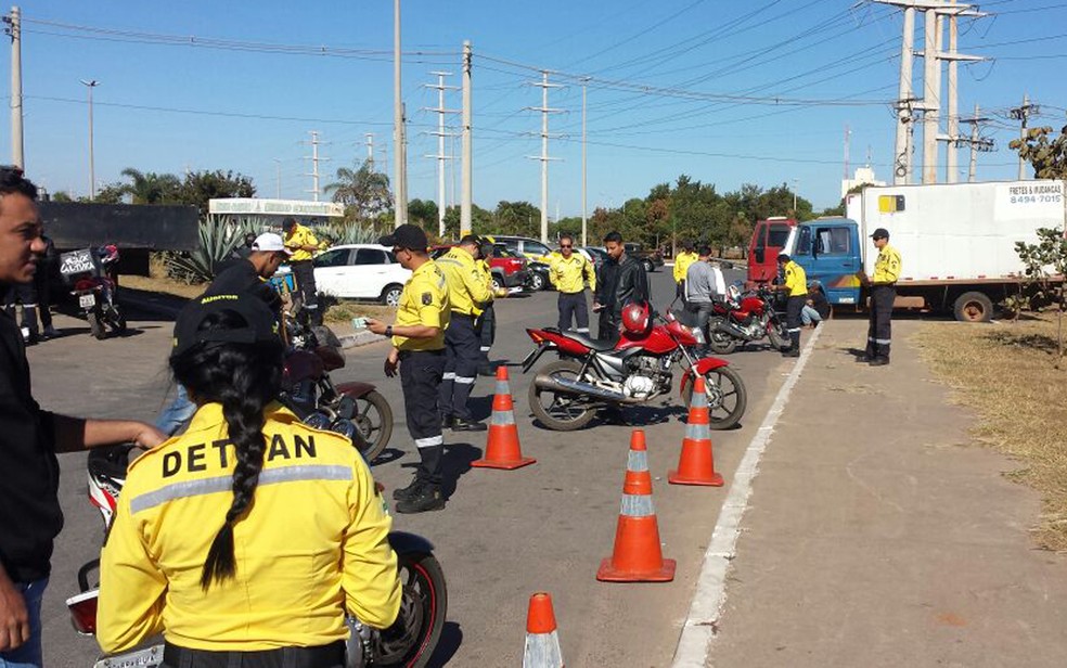 Detran durante operação no DF com autuados flagrados por dirigir sob influência de álcool — Foto: Detran/Divulgação