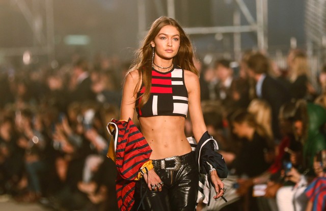 VENICE, CA - FEBRUARY 08:  Model Gigi Hadid walks the runway at the TommyLand Tommy Hilfiger Spring 2017 Fashion Show  on February 8, 2017 in Venice, California.  (Photo by Rich Polk/Getty Images for Tommy Hilfiger) (Foto: Getty Images for Tommy Hilfiger)