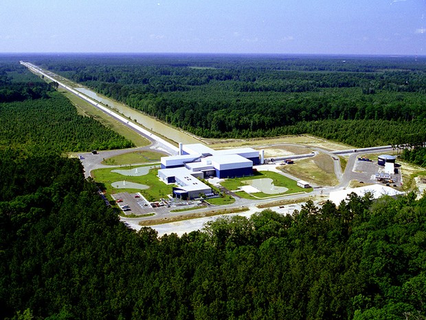 Vista aérea de uma das instalações do experimento Ligo, que detectou ondas gravitacionais (Foto: MIT/Caltech)