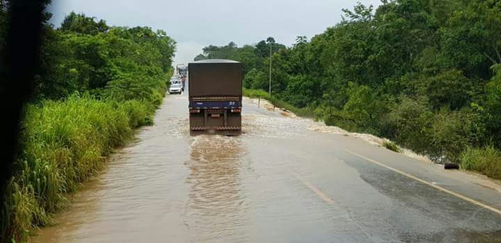 Bueiro transbordou e deixou trânsito lento pela manhã na BR-364 (Foto: Reprodução/WhatsApp)