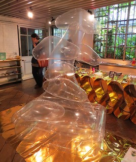 A exposição Tokyo Midtown levou a Milão peças premiadas de designers japoneses. Entre elas, o bonsai inflável Air-Bonsai do coletivo WabiSabi 