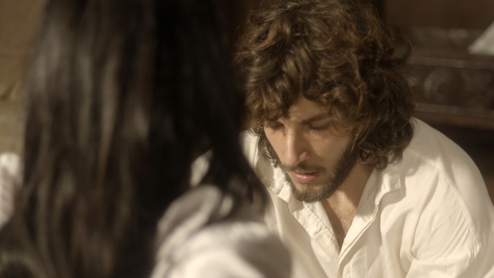 Joaquim (Chay Suede) ajuda Anna (Isabelle Drummond) a dar à luz em 'Novo Mundo' — Foto: Globo