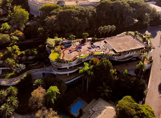 Localizada no Cidade Jardim, bairro de São Paulo, essa mansão assinada por Ruy Ohtake possui mais de 8.000 mil metros quadrados (Foto: MBRAS / Divulgação)