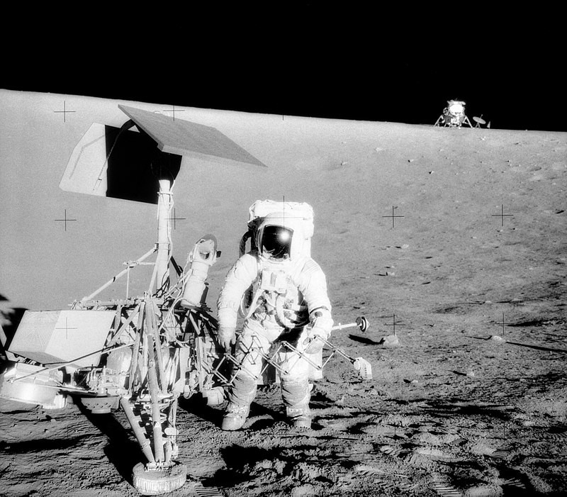 Astronauta Pete Conrad, comandante da Apollo 12, está ao lado do Lander Surveyor 3 na Lua (Foto: NASA, Alan L. Bean/Wikipedia Commons)