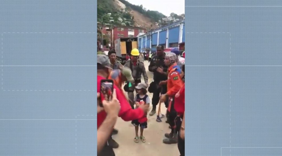 Bombeiros organizaram cantorias para crianças de Petrópolis — Foto: Reprodução/EPTV