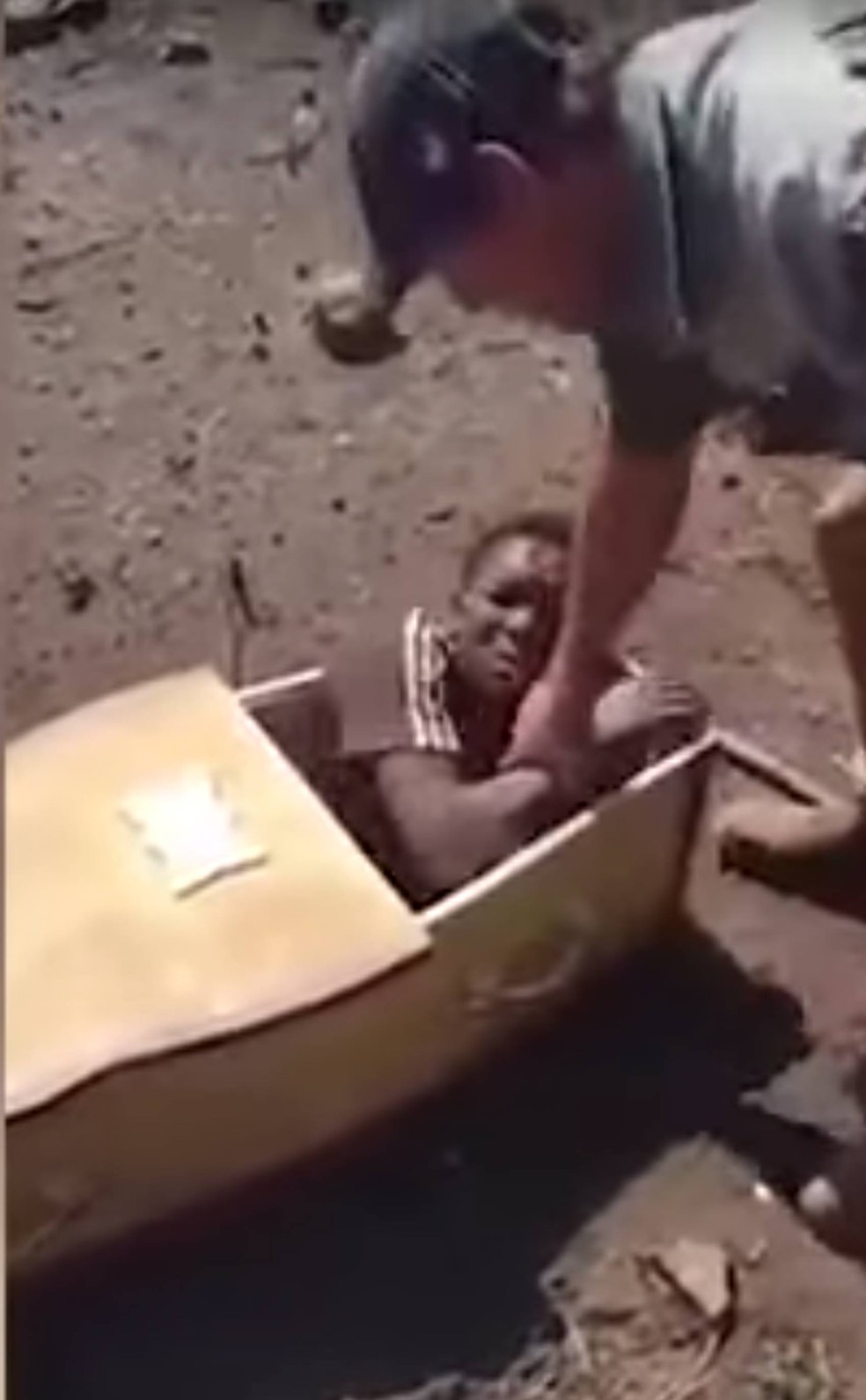 Imagem de homem sendo forçado a entrar em caixão caiu na internet (Foto: Reprodução/Youtube/TheTrendingMaterial)