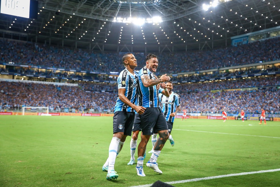 Bruno Alves e Vina comemoram gol em Gre-Nal — Foto: Lucas Uebel/Grêmio