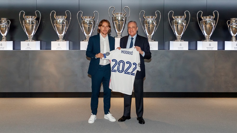 Modric e o presidente Florentino Pérez celebram mais um ano de parceria — Foto: Twitter / Real Madrid