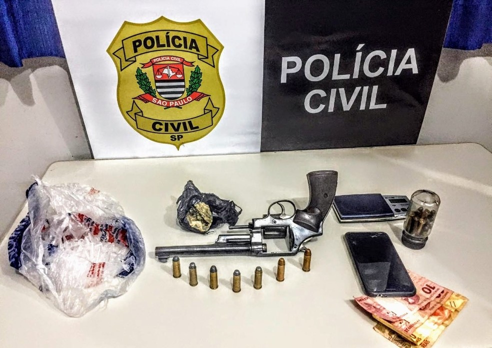 Arma, dinheiro e muni&ccedil;&otilde;es apreendidos pela pol&iacute;cia em Ara&ccedil;atuba &mdash; Foto: Divulga&ccedil;&atilde;o