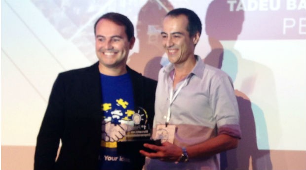 Stelleo Tolda, VP Executivo do MercadoLivre, entrega prêmio de Empreendedor do Ano 2015 para Tadeu Barbosa Nogueira Junior, da loja Pens and Dolls (Foto: Divulgação)
