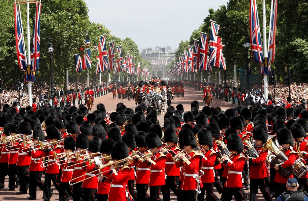 Cavalaria e banda participam da ‘Trooping the Colour’, tradicional parada militar em homenagem ao aniversário da rainha Elizabeth, em 9 de junho de 2018 — Foto:  Peter Nicholls/ Reuters/Arquivo