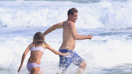 Thiago Lacerda se diverte com as filhas em praia, no Rio