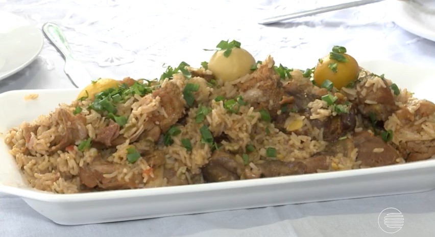 Aprenda a preparar uma receita de arroz de capote e pequi