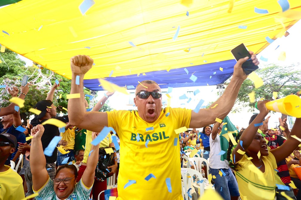 Torcida acompanha partida do Brasil contra Coreia do Sul no Centro Histórico de São Luís — Foto: Matheus Soares/Grupo Mirante