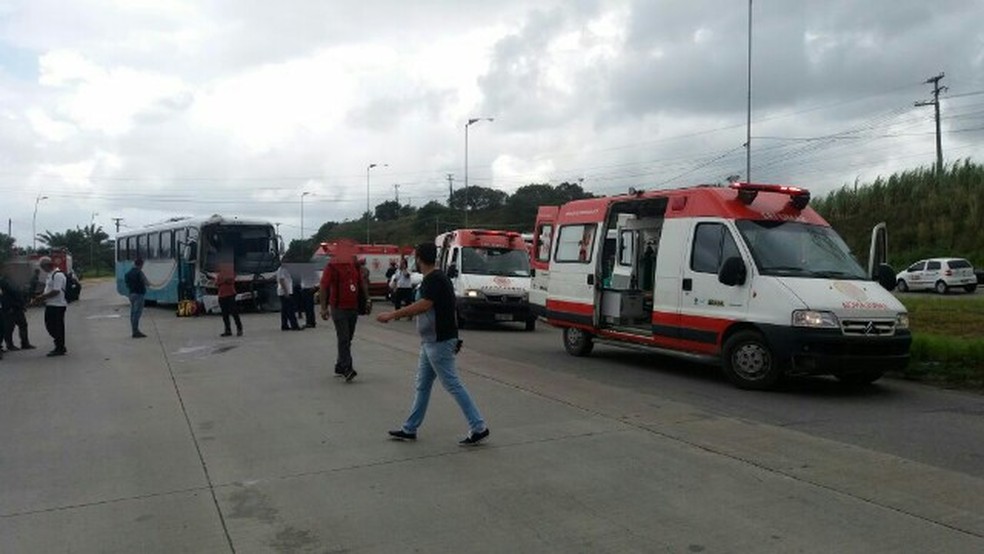 Ambul&acirc;ncias do Servi&ccedil;o de Atendimento M&oacute;vel de Urg&ecirc;ncia (Samu) foram acionadas para socorrer as v&iacute;timas (Foto: Divulga&ccedil;&atilde;o/PRF)