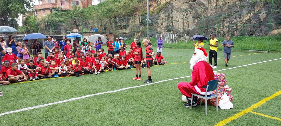David Luiz, do Flamengo, diante das crian&ccedil;as da Mangueira &mdash; Foto: Fred Gomes