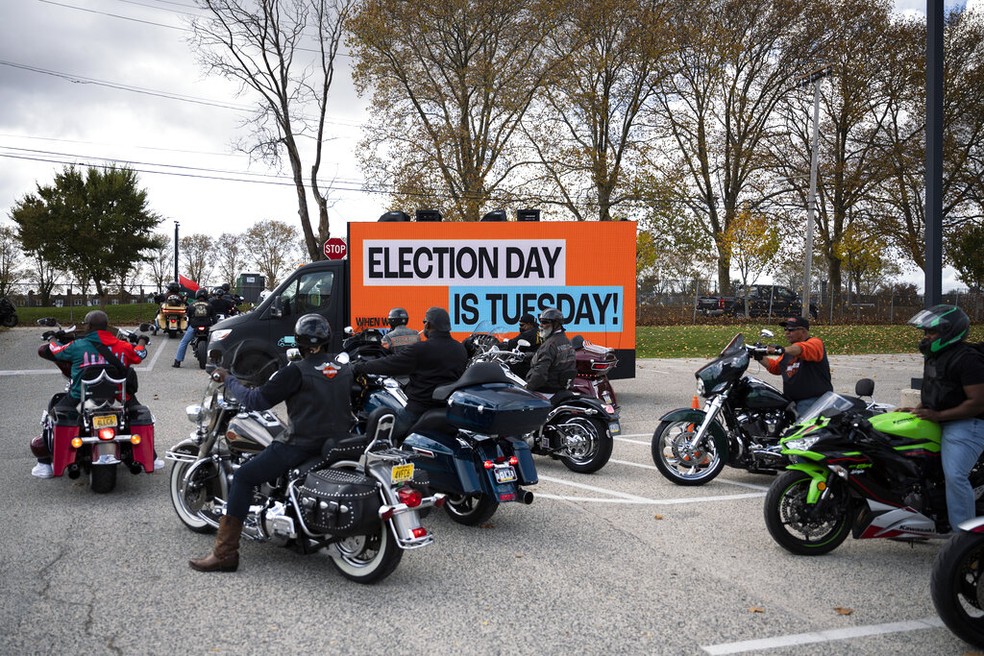 Caminhonete em Filadélfia faz campanha para que eleitores votem nas eleições de meio mandato nos Estados Unidos, em 5 de novembro de 2022. — Foto: Joe Lamberti/ AP 