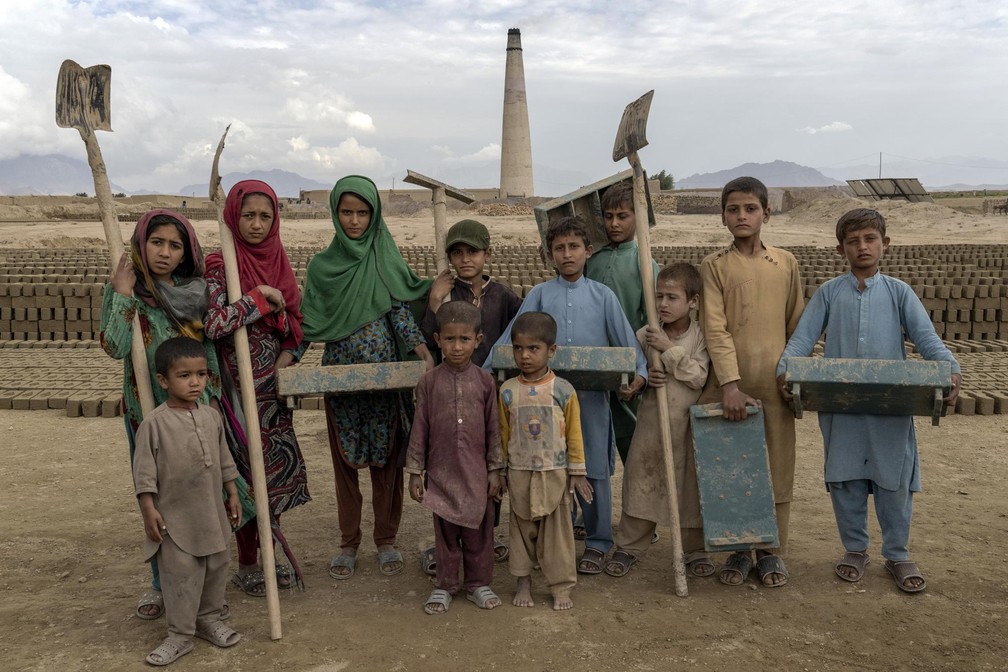 Na luta pela sobrevivência, crianças trabalham arduamente em fábricas de tijolos no Afeganistão