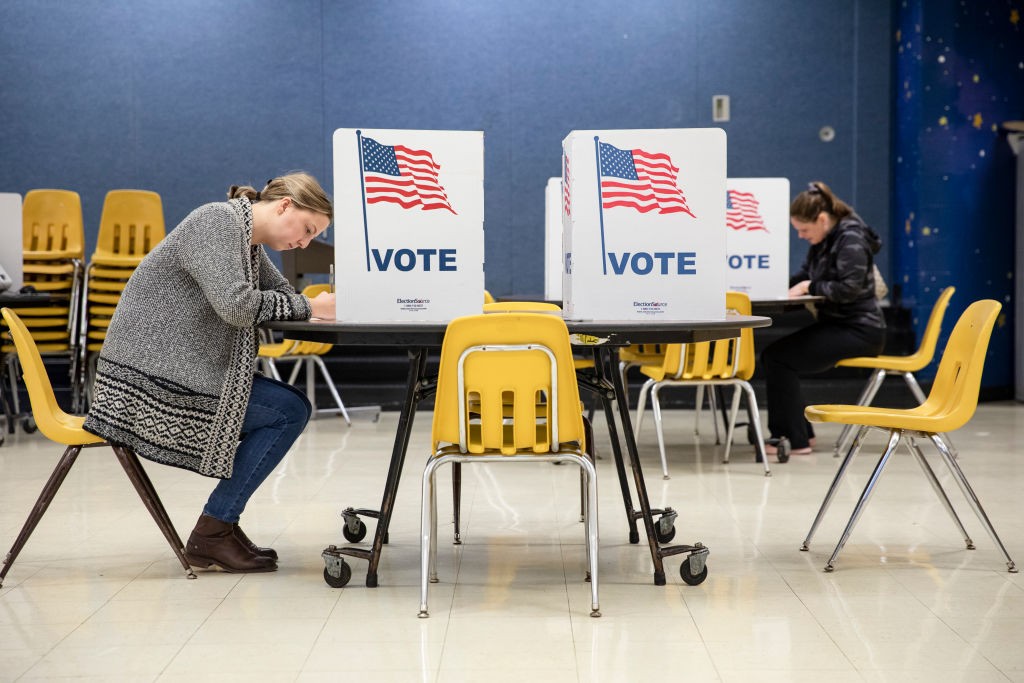 HERNDON, VA - MARCH 03: Two women mark down their votes on a ballots for the Democratic presidential primary election at a polling place in Armstrong Elementary School on Super Tuesday, March 3, 2020 in Herndon, Virginia. 1,357 Democratic delegates are at (Foto: Getty Images)