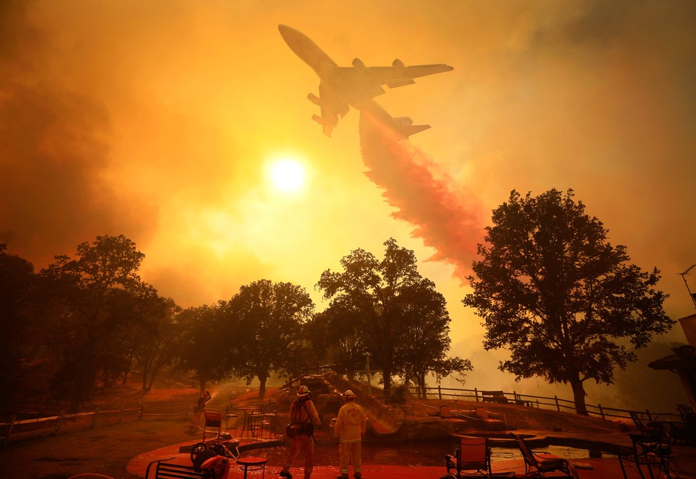 Um avião 747 despeja retardador de fogo sobre as chamas de um incêndio florestal perto de Lakeport, na Califórnia, EUA. Foto de quinta (2) divulgada nesta sexta (3) (Foto: Kent Porter/The Press Democrat via AP)