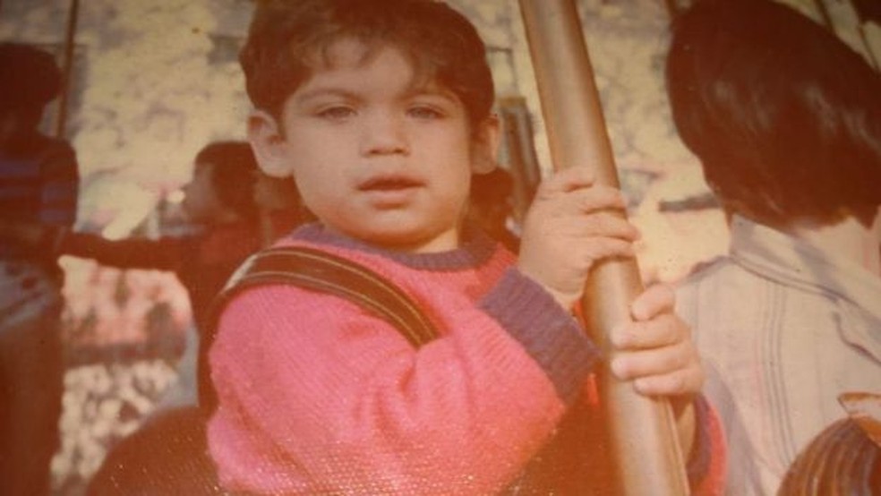 Jorge Elkin, hoje com 44 anos, não sabia que era adotado, mas desconfiou de sua história de vida e, já adulto, descobriu ter um irmão gêmeo — Foto: Arquivo pessoal/Via BBC