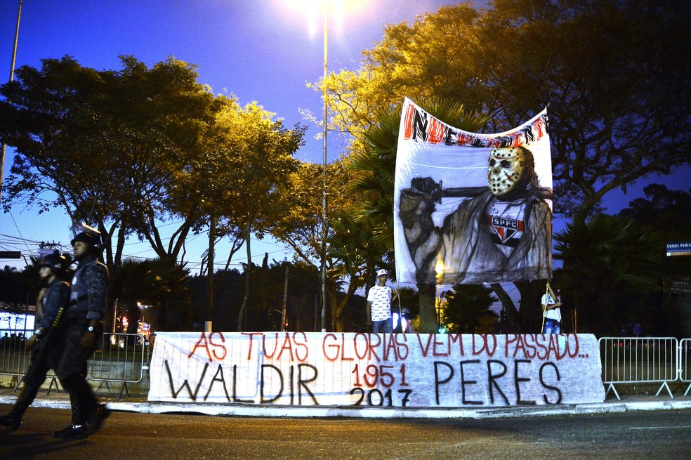 Homenagem a Waldir Peres feita pela torcida do São Paulo (Foto: Marcos Ribolli)