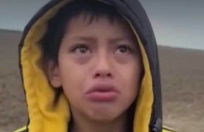 Criança é abandonada na fronteira do Texas (Foto: NBC News)