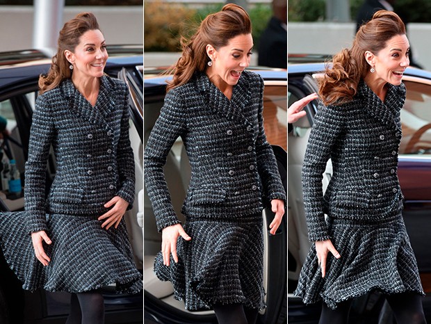Kate Middleton se desdobra para segurar o vestido (Foto: Getty Images)