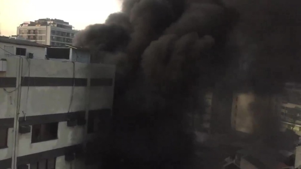 Fumaça de incêndio do Hospital Badim, no Maracanã, é registrada por moradores da região. — Foto: Reprodução/Redes sociais 