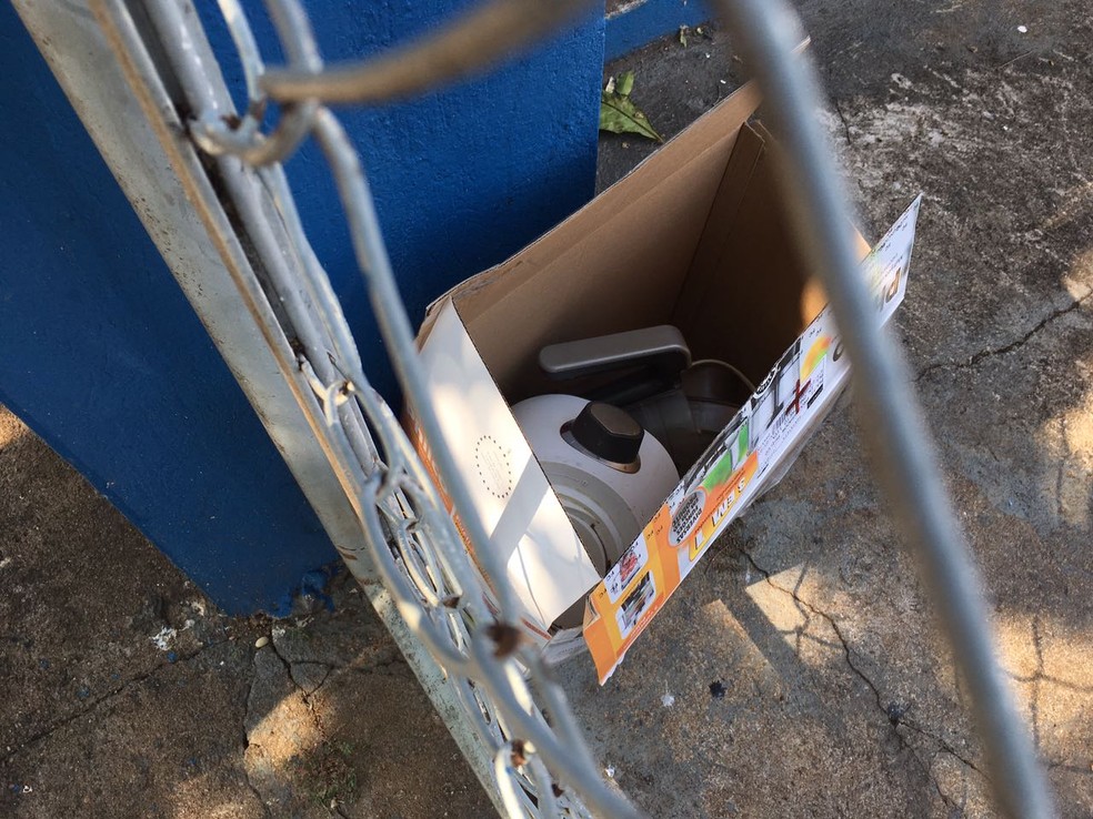 Caixa com processador de alimentos foi deixada pelo ladrão (Foto: Valmir Custódio/G1)