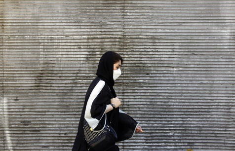 Mulheres precisam seguir código de vestimenta mesmo não sendo muçulmanas (Foto: EPA via Agência ANSA)