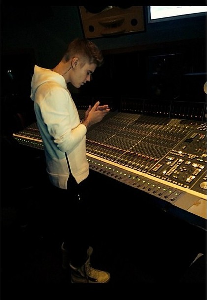 Bieber mexendo no celular. (Foto: Instagram)