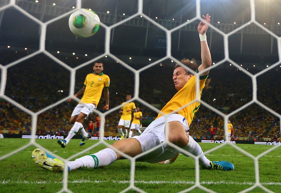 David Luiz salva gol de Pedro em cima da linha: Brasil vencia apenas por 1 a 0 naquele momento — Foto: Getty Images